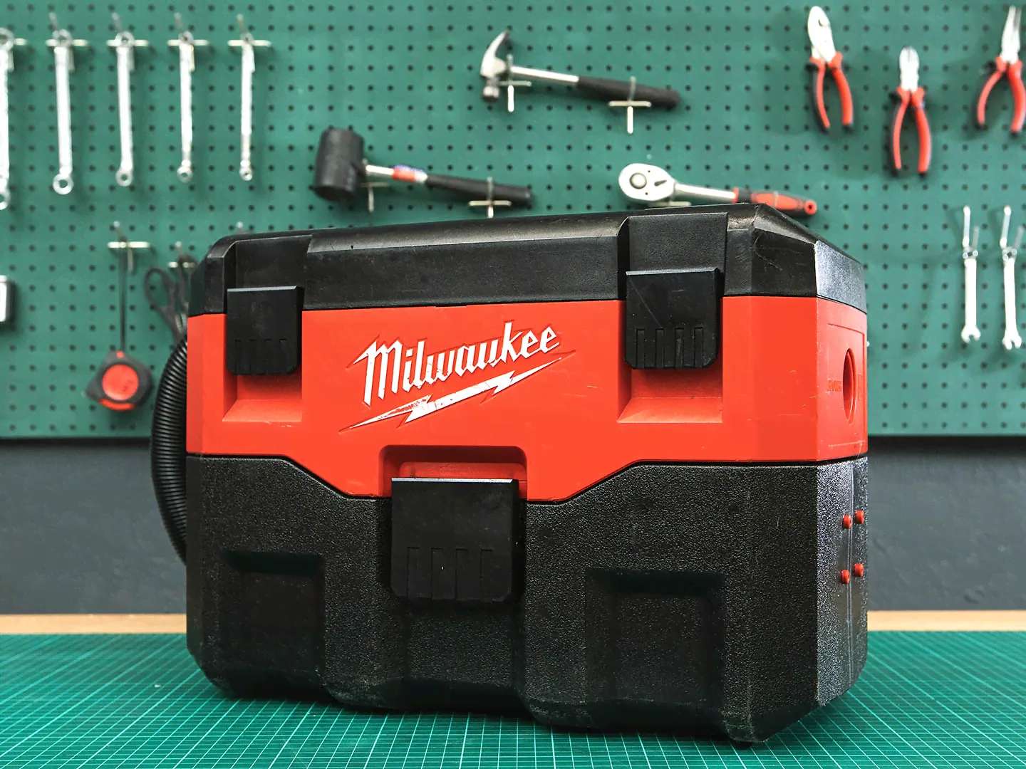 Аккумуляторный пылесос Milwaukee M18 VC (03-09033)