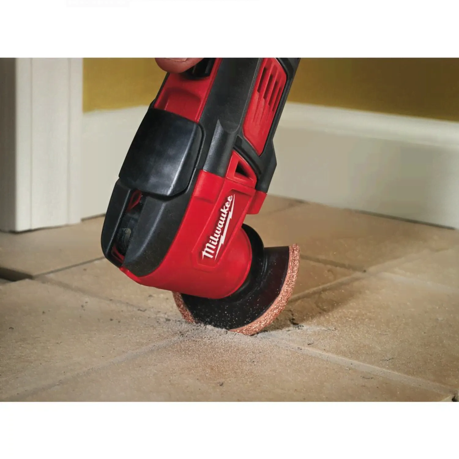 Аккумуляторный компактный мультитул Milwaukee M18 BMT-421C 4933446210