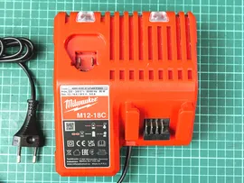 Зарядное устройство Milwaukee M12-18 C (06-01083)